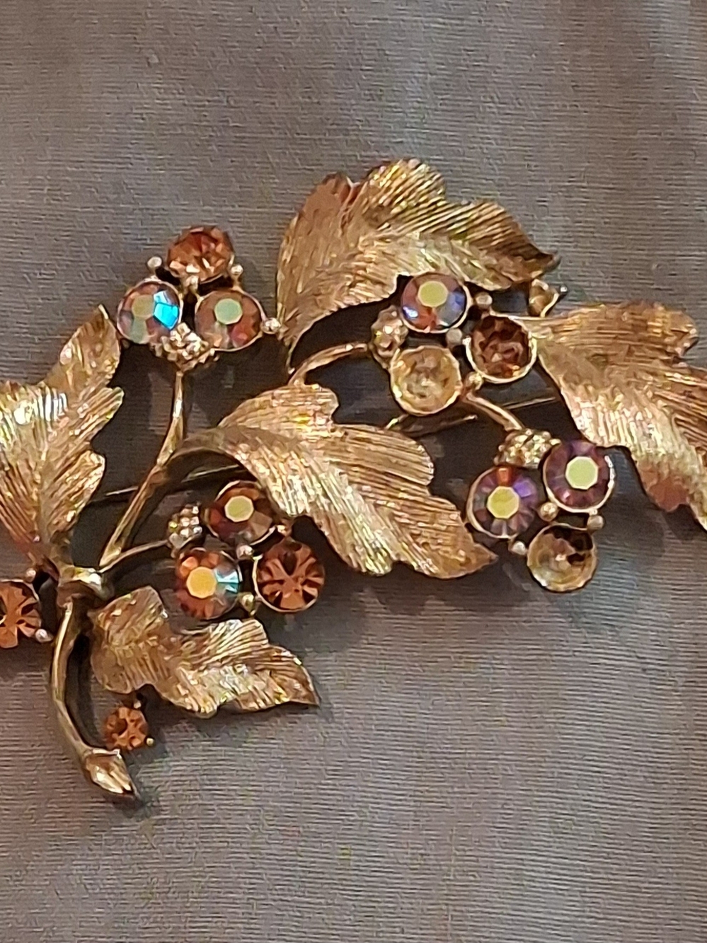 🌿💎Antique Leaf Brooch by Lisner - Aurora Borealis Stones - 1960s - READ🌿💎